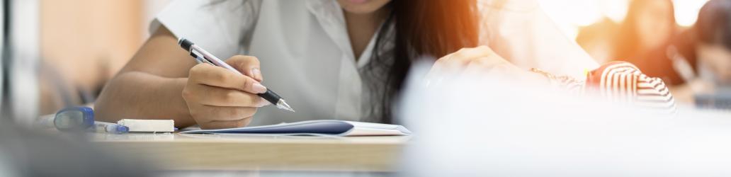 Femme tenant un stylo dans un cours
